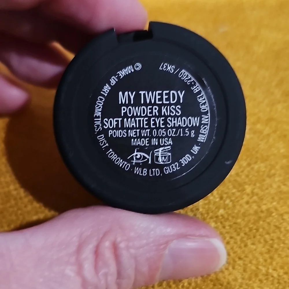 MAC POWDER KISS EYESHADOW- MY TWEEDY